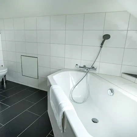 Loewenplatz Near Station By Airhome *