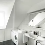 Loewenplatz Near Station By Airhome *